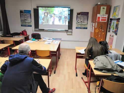 diákok osztályteremben kivetőn filmet néznek