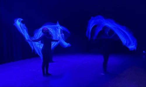két fiák kék fényekkel táncol