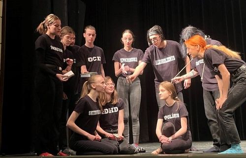diákok színpadon előadás közben fekete pólóban